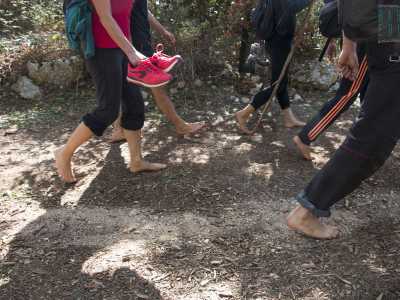 La prima cosa che gli sportivi fanno � quella di togliersi le scarpe e camminare scalzi su rametti, foglie e pietre